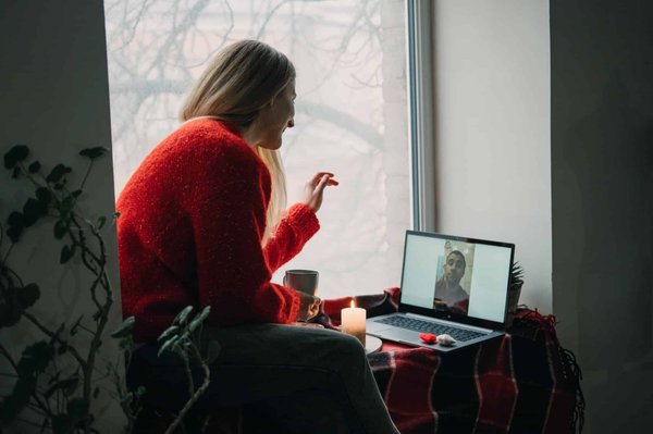 Site de rencontre : un outil pour réussir une relation à distance ?